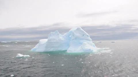 Rocks in Antarctic ocean 스톡 동영상 33580702