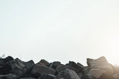 The rocks are looking sharp today. a group of sharp rocks next to each with the Foto stock