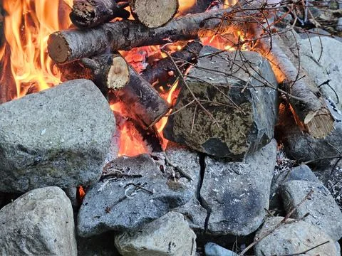 Rocks around fire pit cracking due to temperature flux in a campground Foto stock