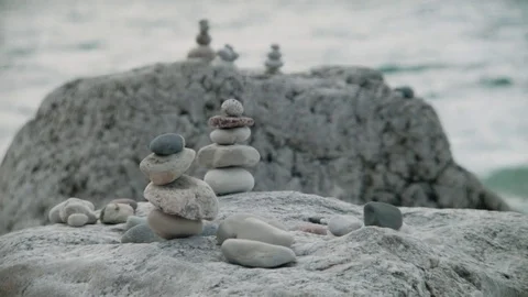 ROCKS BALANCED ON MICHIGAN SHORE Видео 70643126