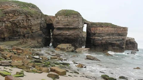 Rocks in a beach in the Cantabrian sea Video stock 306706649