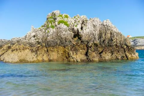 Rocks on the beach. Dramatic view of rocky coastline in Santander, Spain. Foto stock