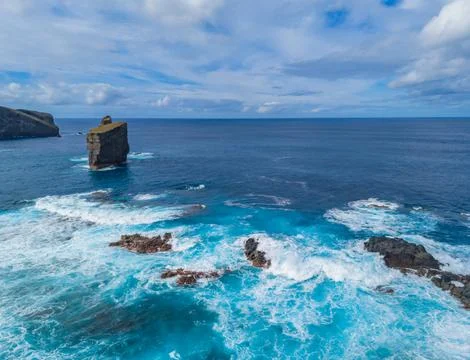 Rocks, cliffs, waves and turquoise water in Atlantic ocean. Aerial drone view 库存照片