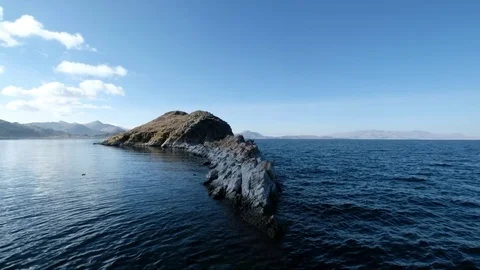 Rocks coming out of the lake Video stock 82806938