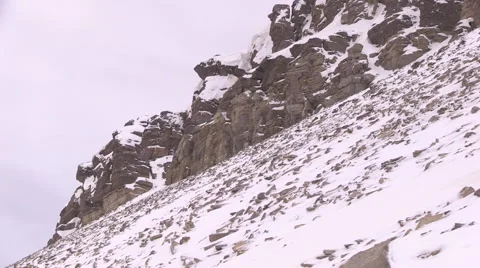 Rocks covered with cold snow. Видео 68981251