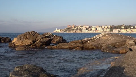 ROCKS IN FRONT OF THE SEA WITH SMALL WAVES Stockbeeldmateriaal 101589967