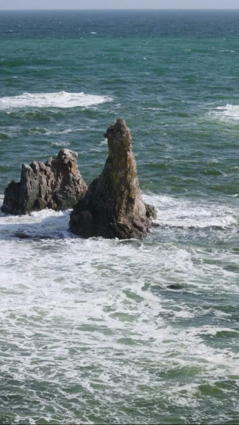 Rocks in the middle of the ocean, view from above. Big blue ocean waves 库存影片 309408500