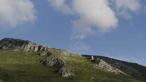 Rocks on mountain with clouds passing by Video stock 114520940