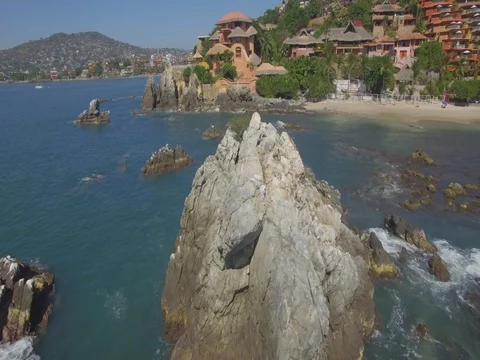 Rocks in Ocean Beach Aerial Flyback 動画素材 77875941
