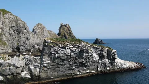 Rocks in the ocean on the coast of Kamchatka Vídeo Stock 167977413