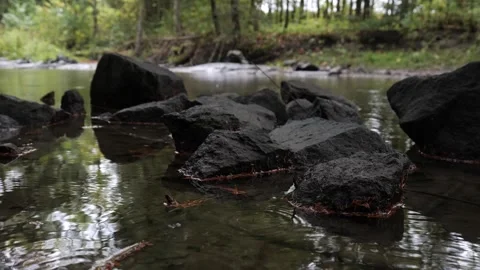 Rocks in river stream with water droples weather, static Vídeo Stock 291909109