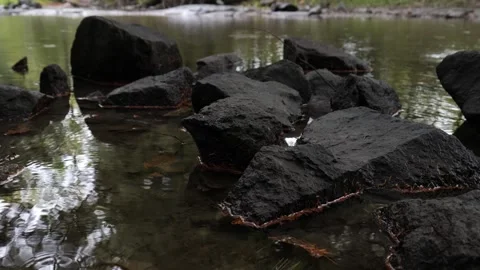 Rocks in river stream with water droples weather, static Vídeo Stock 291909313