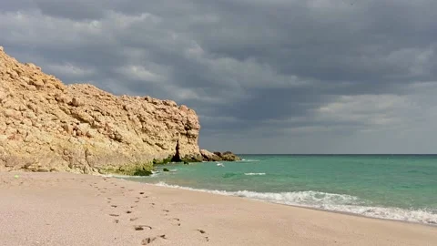 Rocks, sandy beach and blue ocean at Ras Al jinz turtle reserve at Oman Видео 155817006