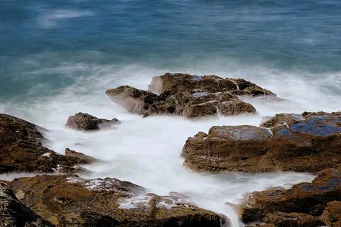Rocks in the sea with waves Foto stock