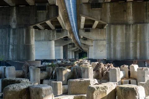 Rocks under the bridge 库存照片