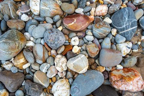 Rocks of various sizes on the sandy beach in front of Koh Lanta Lighthouse Stock-Fotos