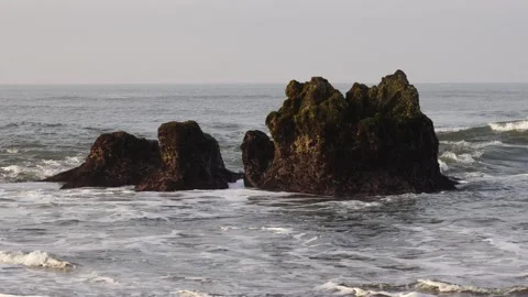 Rocks washed by ocean waves under the rays of the sun Stock-Footage 135651063