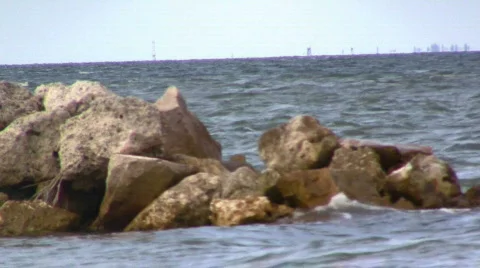 Rocks in the waves HD Stockbeeldmateriaal 445500