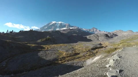 Rocky Alpine Trail with Mount Rainier in the Background 库存影片 62493398