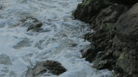 Rocky beach waves Stock-Footage 864050