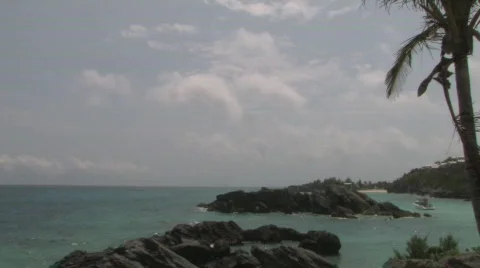 Rocky Caribbean Cliffs in Bermuda with Blue Water and White Sandy Beaches Video stock 464568