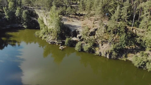 Rocky cliff on the edge of a high mountain lake 動画素材 117581899