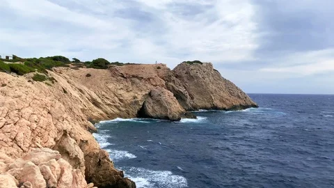 Rocky cliffs in a bay in Mallorca Видео 114804171