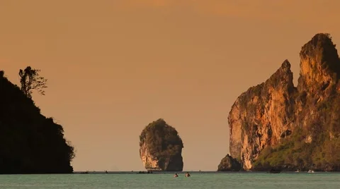 Rocky coast line of Phi Phi islands, Thailand Vídeo Stock 61477298