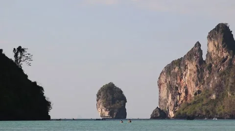 Rocky coast line of Phi Phi islands, Thailand Vídeo Stock 61477316