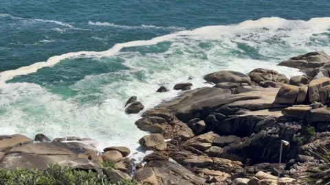 A rocky coast where the waves splash on in a coastal area of Cape Town, South Vídeo Stock 331614625