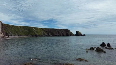 Rocky Coastal Cliffs at Ballydwan Beach Waterford Ireland Stockbeeldmateriaal 337396960