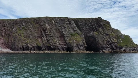 Rocky Coastal Cliffs at Ballydwan Beach Waterford Ireland Stockbeeldmateriaal 337397459