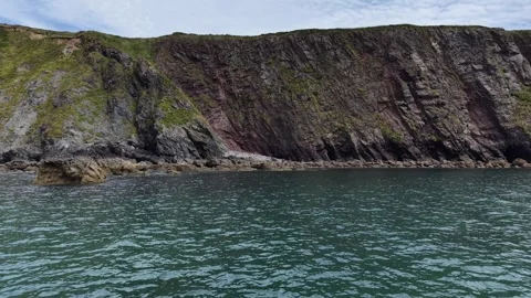 Rocky Coastal Cliffs at Ballydwan Beach Waterford Ireland 库存影片 337397483