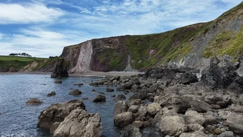 Rocky Coastline and Cliffs at Ballydwan Beach Waterford Ireland Stockbeeldmateriaal 337397030