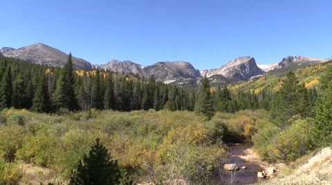 Rocky Mountain Landscape in Fall Pan Vídeos de archivo 42025343