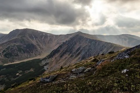 Rocky mountain range with sunrays Stock-Fotos