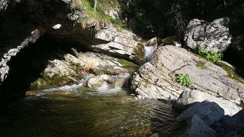 Rocky mountain stream in the evening summer sun Stock-Footage 260819257