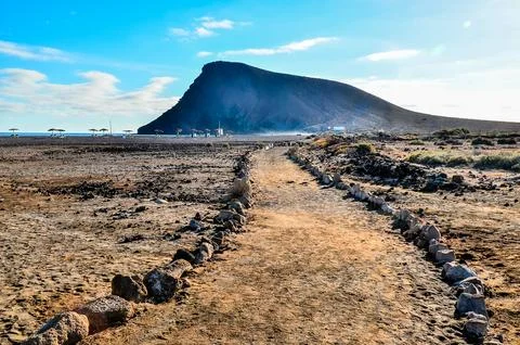 A rocky path leads to a mountain Fotos Stock