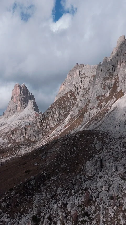 Rocky Peaks Under Partly Cloudy Skies in Dramatic Landscape Stockbeeldmateriaal 334774778