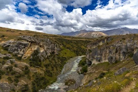 Rocky River Gorge Under Dramatic Cloudy Sky Stock-Fotos