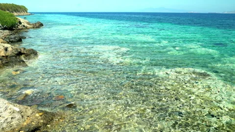 Rocky seaside and waves Vídeo Stock 253569895
