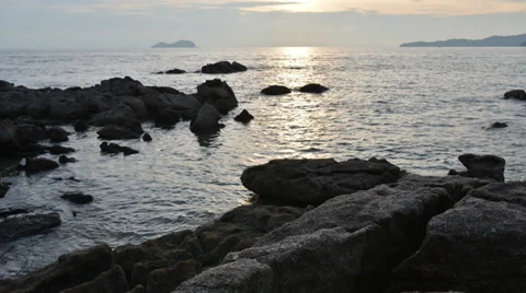 Rocky seaside sunset 库存影片 33384659