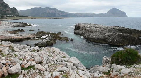 Rocky seaside under soft light Vidéo 55441796