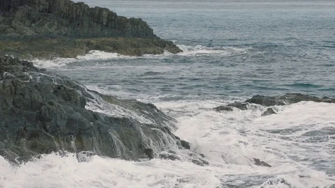 Rocky shore in the ocean 動画素材 75914125