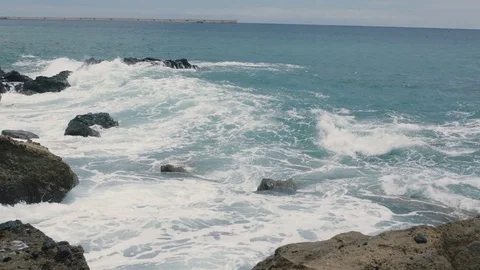 Rocky shore in the ocean Видео 75946267