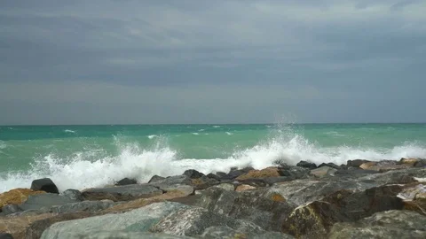 Rocky shore with the waves rolled. Vídeo Stock 74746763