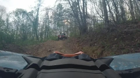Rocky side by side trail uphill with another side by side waiting at the top Vidéo 334100948