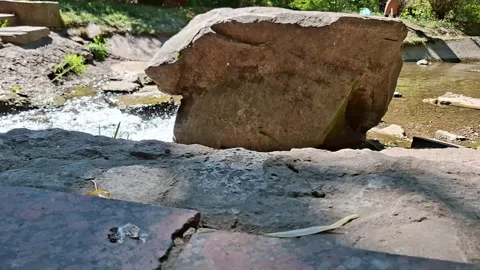 Rocky Stream Flowing Through Natural Boulder Landscape in Sunny Forest Vídeo Stock 343602709
