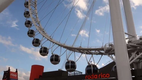 Roda Rico, new largest Ferris wheel in Latin America, at Villa Lobos Park Vídeo Stock 232097491