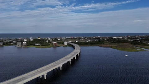 Rodanthe Bridge commonly called the Jug Handle Bridge Extends Over Ocean Water Vídeo Stock 320137114
